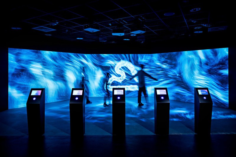 互動投影劇場空間「放電場」─釋放參與者產製能量。
